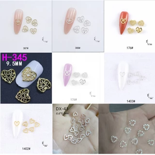 G2.หัวใจสีทอง และหัวใจสีเงิน ขนาดเล็ก และกลาง สำหรับตกแต่งเล็บ หนึ่งถุุงมี 10 ตัวต่อแบบ [J]