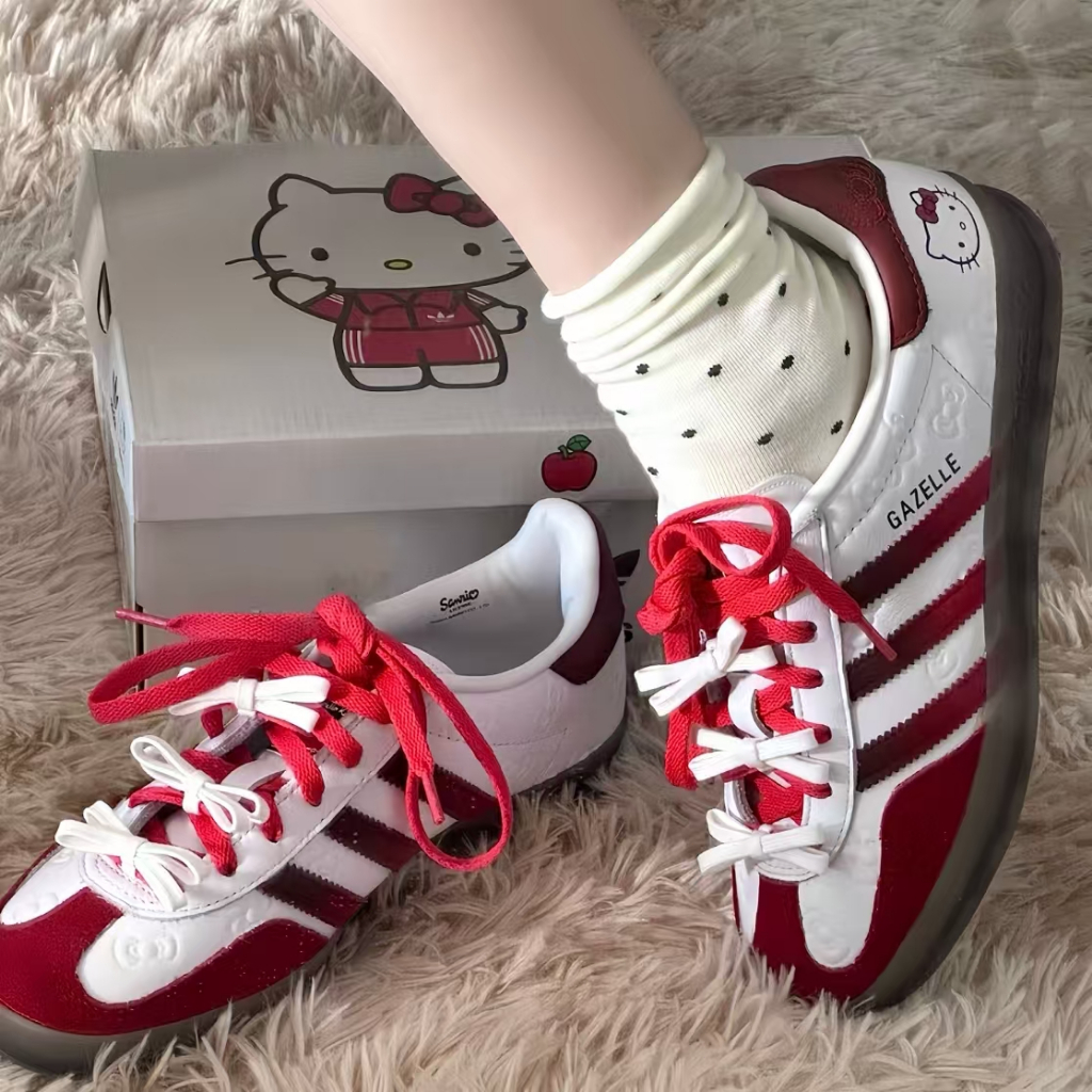 ❤️ของแท้ 100%❤️Hello Kitty x Adidas Originals Gazelle Indoor II0013 รองเท้าลำลองพื้นนิ่ม ทันสมัยหลากหลาย สำหรับทั้งชายแล