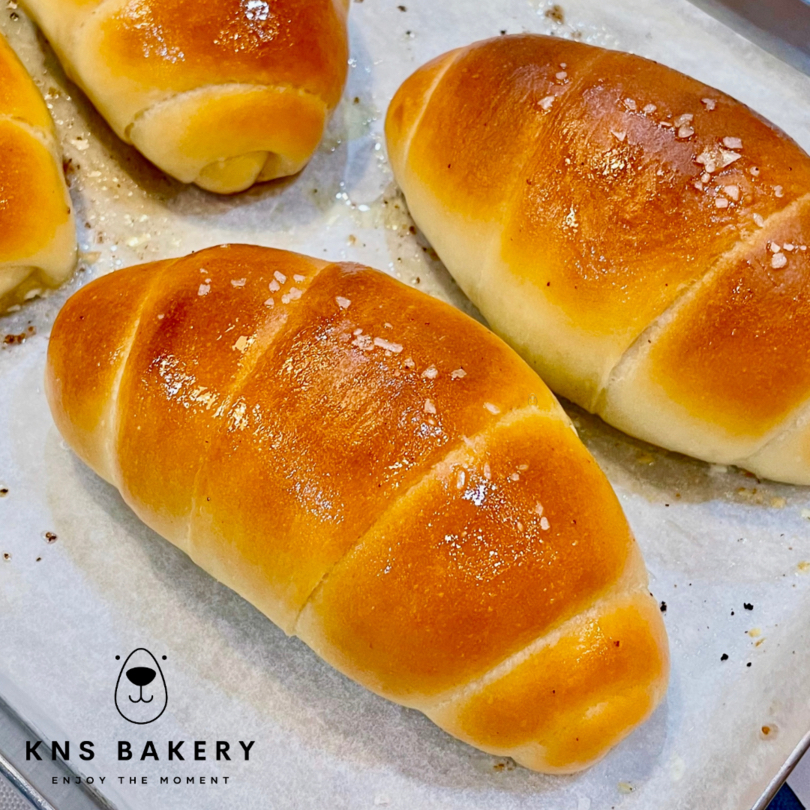 Sourdough Shio Pan French butter 2pcs.(ชาวโดวจ์ชิโอะปังเนยฝรั่งเศส/ขนมปังเกลือซาวโดวจ์ เนยฝรั่งเศส)