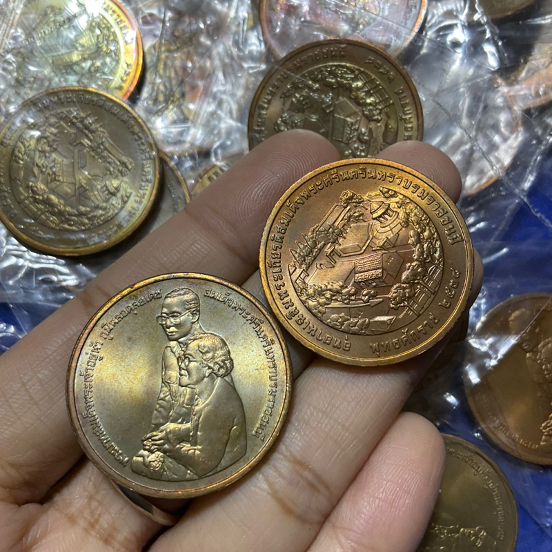 เหรียญที่ระลึกร.9สมเด็จย่าด้านหลังอุทยานเฉลิมพระเกียรติปี38ทองแดงไม่ผ่านการใช้