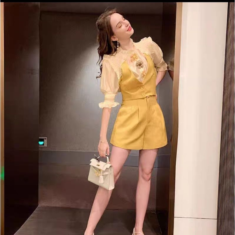 ชุดเซ็ทผ้าสูท เสื้อเชิ้ตระบาย กางเกงขาสั้น ชุดสูทสองชิ้นสุดเก๋ ( แถมเข็มกลัด )