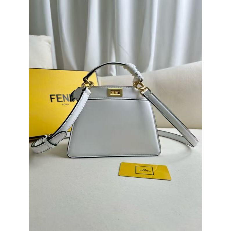 FENDI Peekaboo ISeeU กระเป๋าถือสะพายไหล่และสะพายข้างหนังแกะ ไซส์เล็ก สีขาว สำหรับผู้หญิง 0228  428