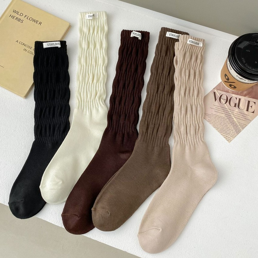 ถุงเท้าผู้หญิงสไตล์ย้อนยุคความยาวปานกลาง ถุงเท้าผ้าฝ้ายสีพื้นสไตล์วิทยาลัย