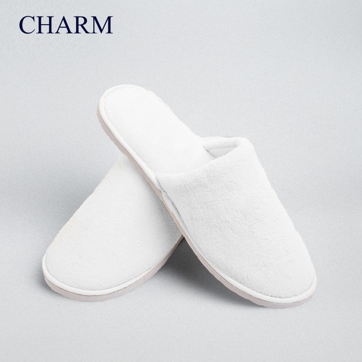 CHARM รองเท้าใส่ในบ้าน Slippers พื้นกันลื่น น้ำหนักเบา สีขาว Free Size ใช้ได้ทุกวัน