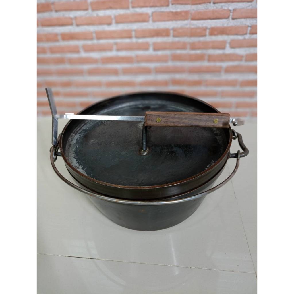 51. UNIFLAME DUTCH OVEN 12 inch