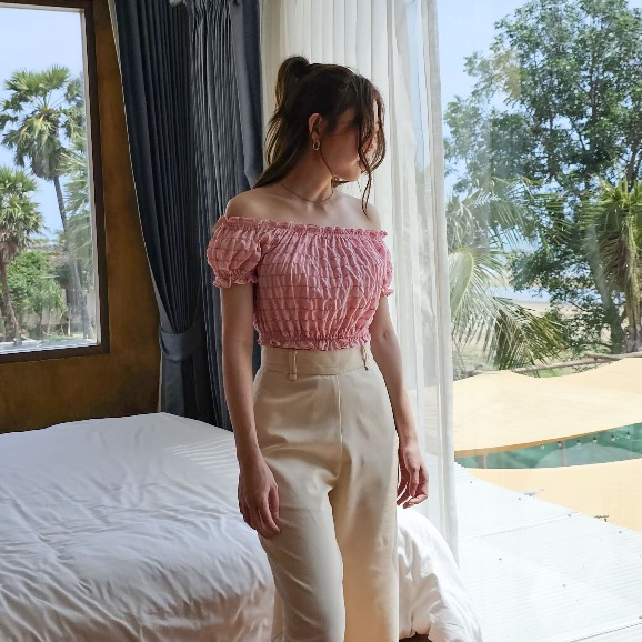 TheBlancPale : MONA Top เสื้อ crop เปิดไหล่ ใส่สบาย น่ารัก เหมาะกับ หน้าร้อนนี้ที่สุด