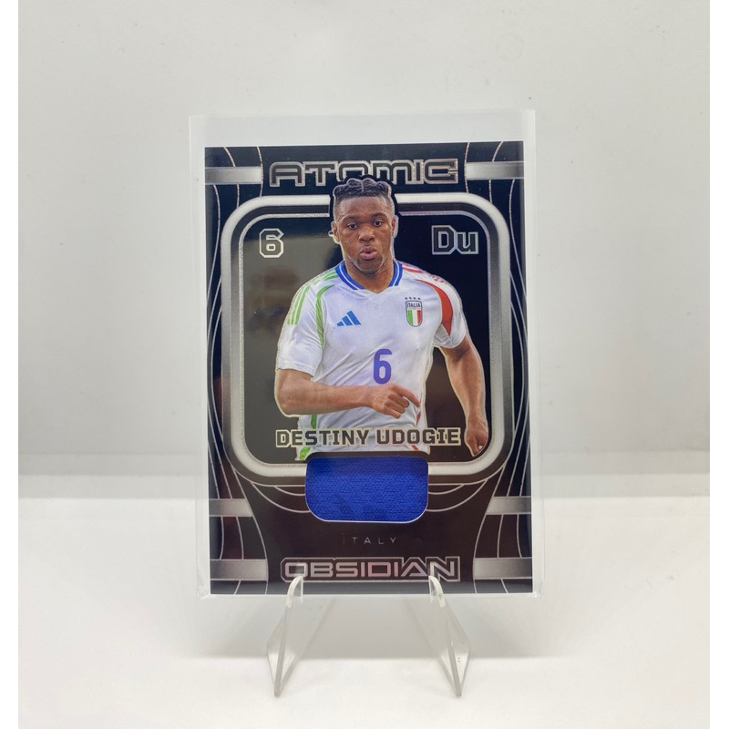 🇮🇹การ์ดฟุตบอล👕ชิ้นส่วนผ้า DESTINY UDOGIE  ITALY ATOMIC /199 2023-24 PANINI OBSIDIAN SOCCER