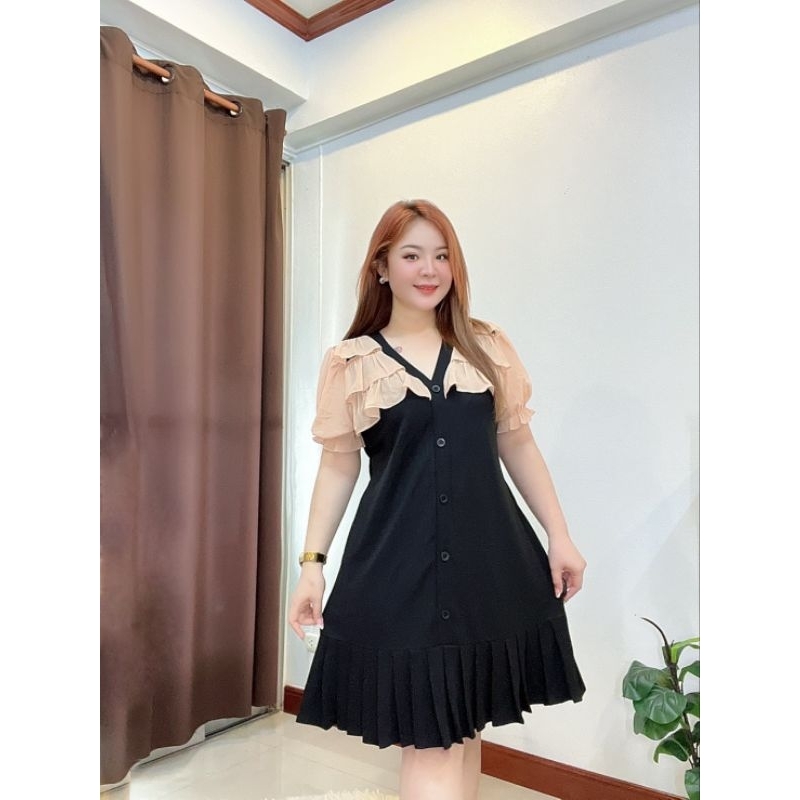 NEW ชุดเดรสสาวอวบ คอวี ผ้าวูลเวฟ แขนตุ๊กตา แต่งผ้าชีฟองสีครีมแต่งกระดุมด้านหน้าสม็อคเอวด้านหลังขนาดฟรีไซส์รอบอก40-47นิ้ว