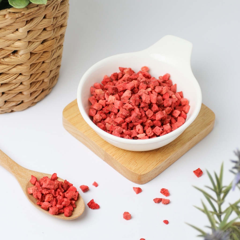 สตรอเบอรี่อบกรอบหั่นเต๋า 6×6 มม. Freeze Dried Strawberry Dice 6×6 mm
