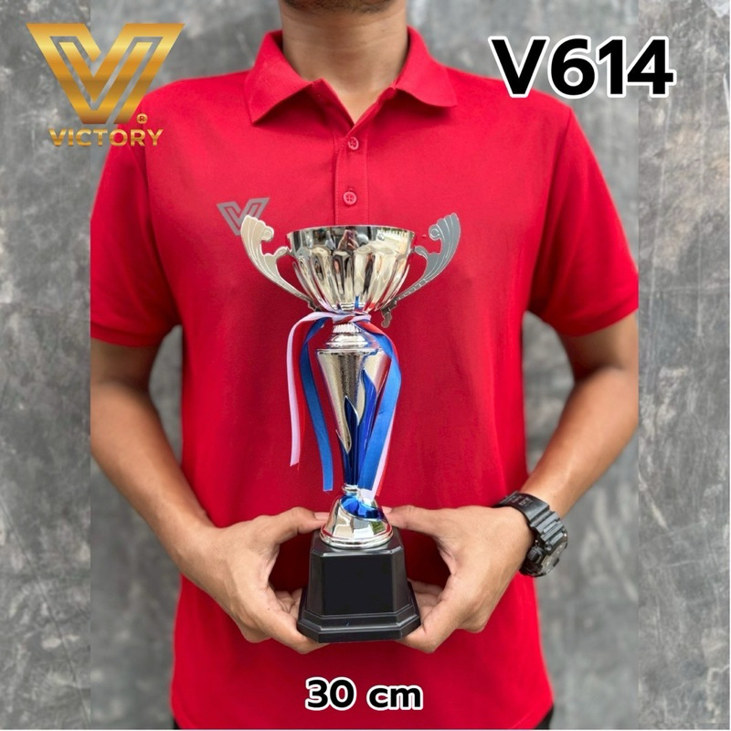 ถ้วยรางวัลVictory โลหะ สีเงิน แต่งลวดลายสีน้ำเงิน ฐานด้านล่างเป็นพลาสติก รุ่นV614- V617 ราคา ถูกที่สุด ดีลบีเคเค แกลเลอรีภาพที่ 5