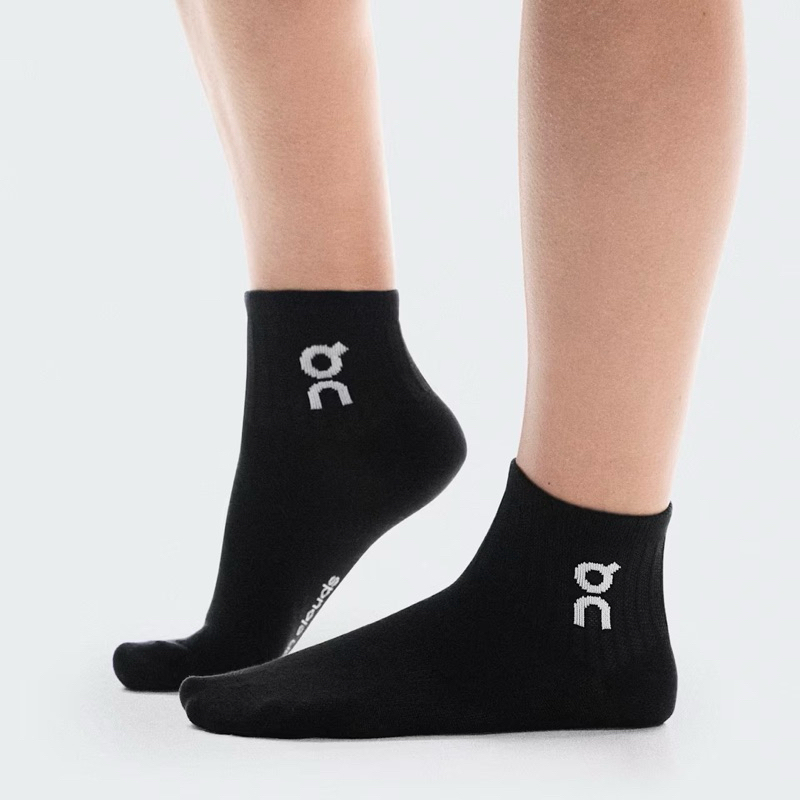 ถุงเท้า On รุ่น Logo Sock Mid 3p (3คู่สีเดียวกัน/แพค)  | ของแท้ 100% จากชอปญี่ปุ่น   |  ใช้โค้ดส่วนลดสูงสุด 1,000฿ ราคา ถูกที่สุด ดีลบีเคเค แกลเลอรีภาพที่ 2