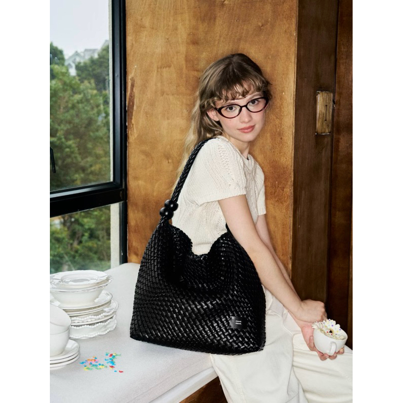 MUVA ฟรี charm ห้อยกระเป๋า [โค้ดลด 25% เหลือ 2243.-] MU-1069 Pearl Woven Hobo Bag กระเป๋าสะพายข้าง