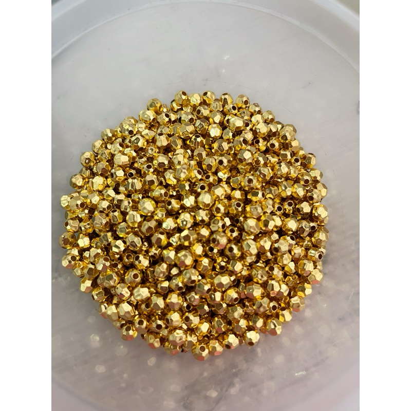 มุกตัดเหลี่ยม สีทอง 6*5 มิล 100 ชิ้น 20 บาท