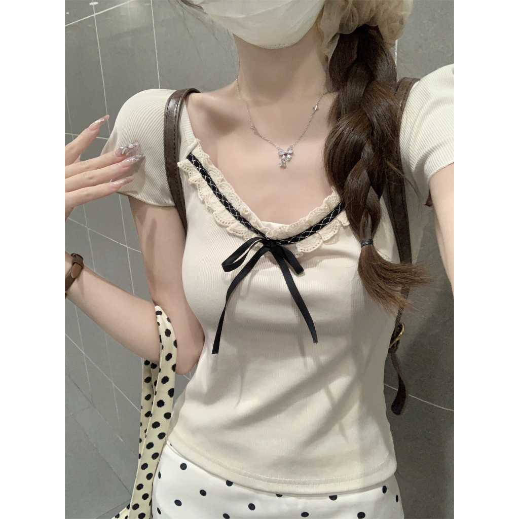 Beryl 🌻เสื้อยืดสวยๆผู้หญิง เสื้อยืดเข้ารูป แขนสั้น แต่งโบว์ ลูกไม้คอวีน่ารัก สไตล์เกาหลีเรียบง่าย
