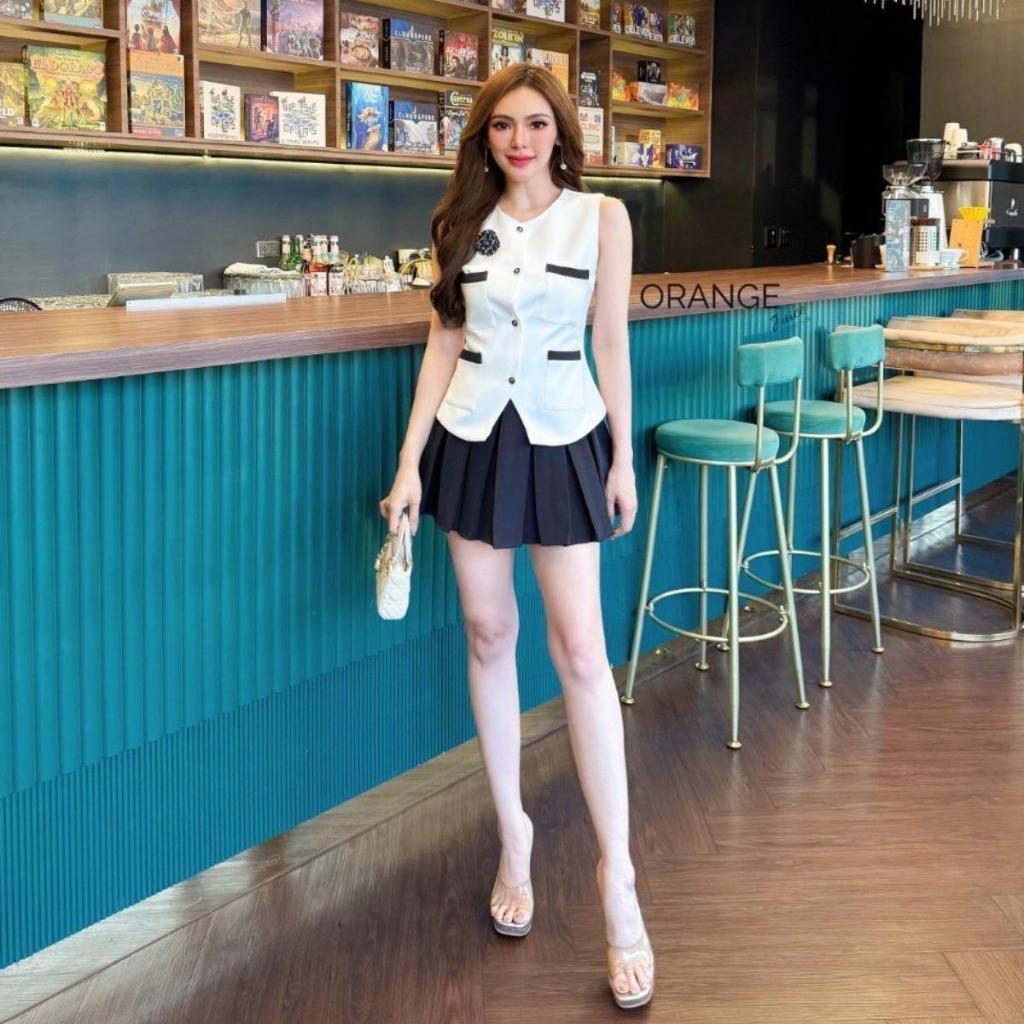 " WEE " ORANGE Juice JC198 ชุดเซ็ท2ชิ้น เสื้อสูทแขนกุดสีขาว แต่งดอกไม้3D+กระโปรงสั้นจีบรอบ สีดำ