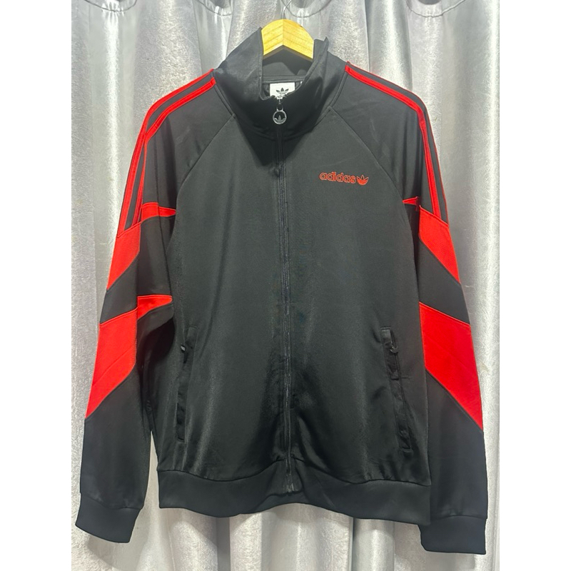 เสื้อแจ็คเก็ต Adidas New Original สีดำตัดแดงลายแดง สภาพสวยรุ่นใหม่บิ๊กโลโก้ข้างหลัง