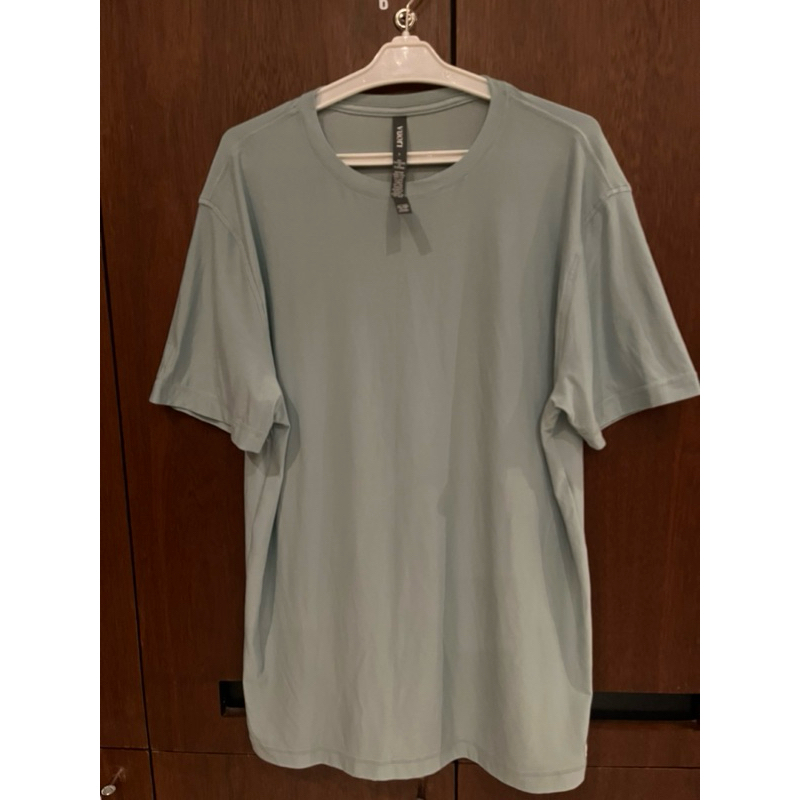 เสื้อยืด vuori มือ 2 size L แท้ สภาพดี อก 42-44 สีเขียวอ่อน