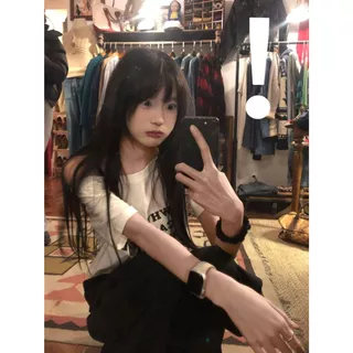 เสื้อยืดผู้หญิง ปาดไหล่ได้ สายเกาหลี ทรงหลวม ใส่ชิคๆ สวมใส่สบาย สีขาว สไตล์อเมริกัน cintage คอกว้าง เสื้อยืดสวยๆผู้หญิง