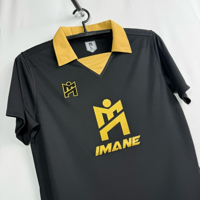 IMANE เสื้อกีฬาคอสีปก พร้อมโลโก้ M (IMANE )กลางตัว IMA1 002