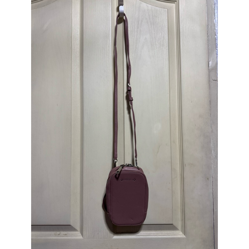 กระเป๋าใส่มือถือแบรนด์ perota