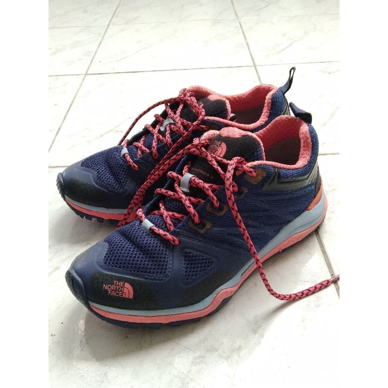 รองเท้าผ้าใบ north face 100% used like new