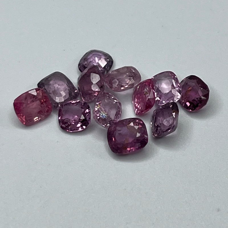 SPINEL สปิเนลแท้ 0.8-1.12 กะรัต พลอยดิบ สีแดงสดจัด ไฟดี สีสวยค่ะ ไซส์จิ๋ว สเปคแจ๋ว  น่าเก็บค่ะ