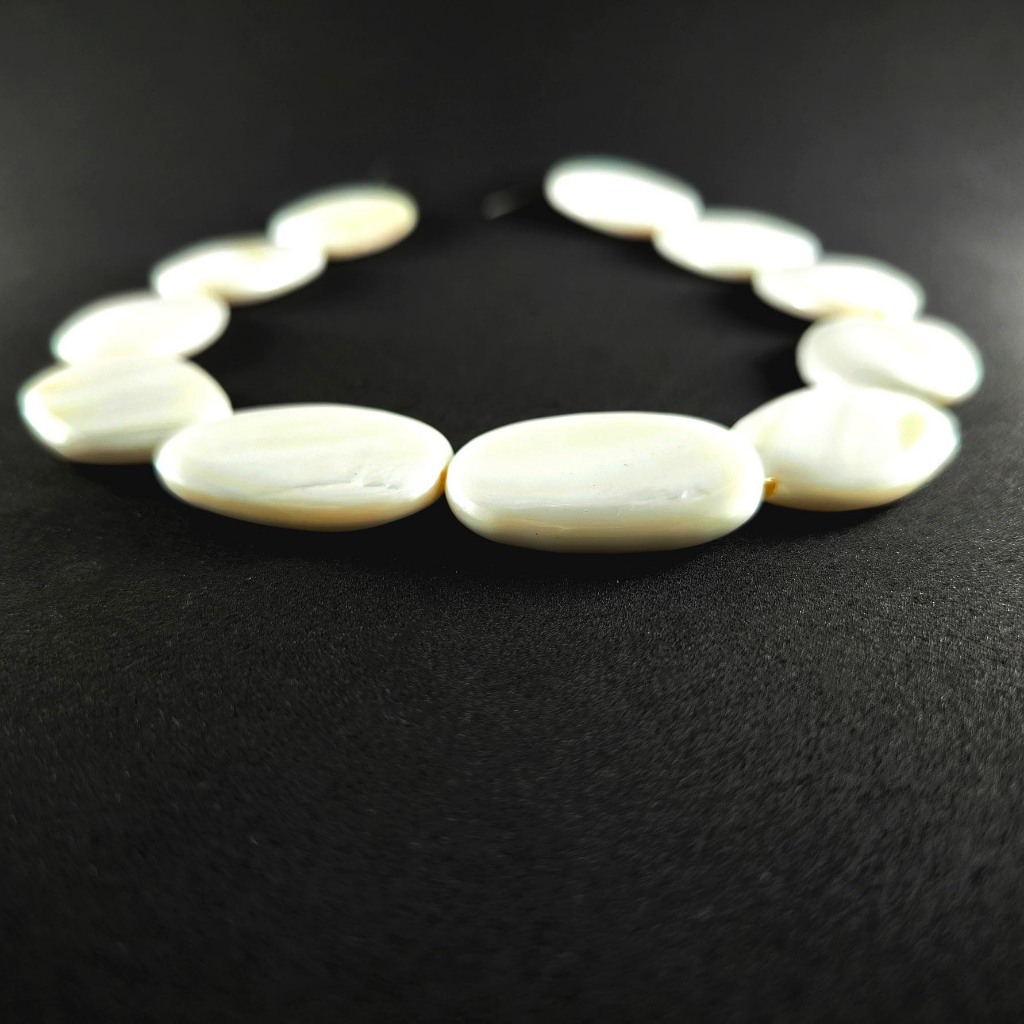 ลูกปัดเปลือกหอยมุกแท้ลักษณะรูปทรงไข่แบนสีขาว Flat Oval White Mother of Pearl ขนาด 25x35 mm - (LZ-0746)