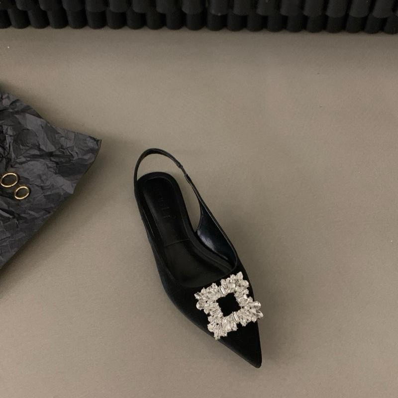 Crazy Snow รองเท้าส้นเตี้ยหัวแหลม แต่งอะไหล่คริสตัลทรงสี่เหลี่ยม