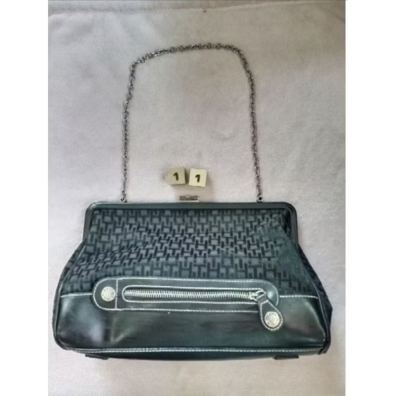 กระเป๋าสะพานไหล่สีดำ tommy