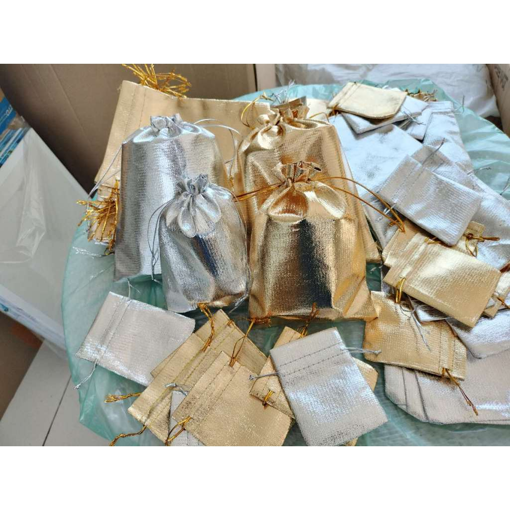 พร้อมส่งจากไทย...ถุงหูรูด กระเป๋า ถุงผ้าสีเงิน-สีทอง ใส่ของชำร่วย ของขวัญ