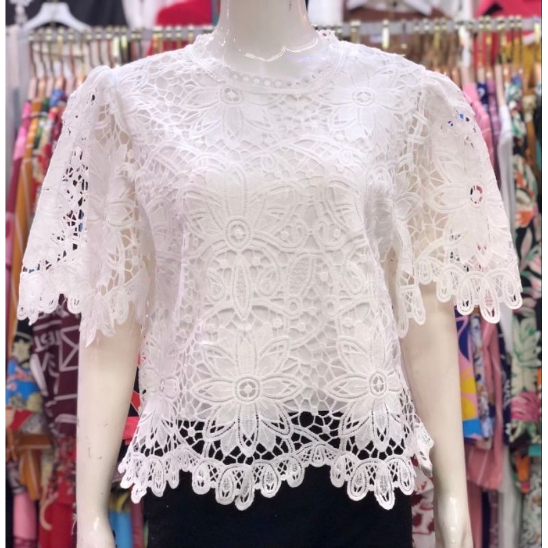 เสื้อลูกไม้ใส่ทำบุญออกงานอก40-44นิ้วใส่ได้งานฟรีไชส์ค่ะ