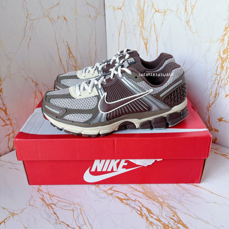 [พรีออเดอร์] รองเท้า Nike Zoom Vomero 5 - (FD9920-022) Color: Earth/Fossil