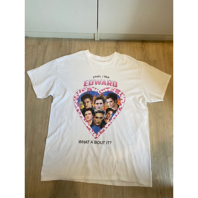 รหัสT1 เสื้อวินเทจThe Twilight Saga  สภาพ: 10/10 ขนาด: อก 44นิ้ว ตำหนิ: - ราคา: 1,220บาท รวมส่ง💖
