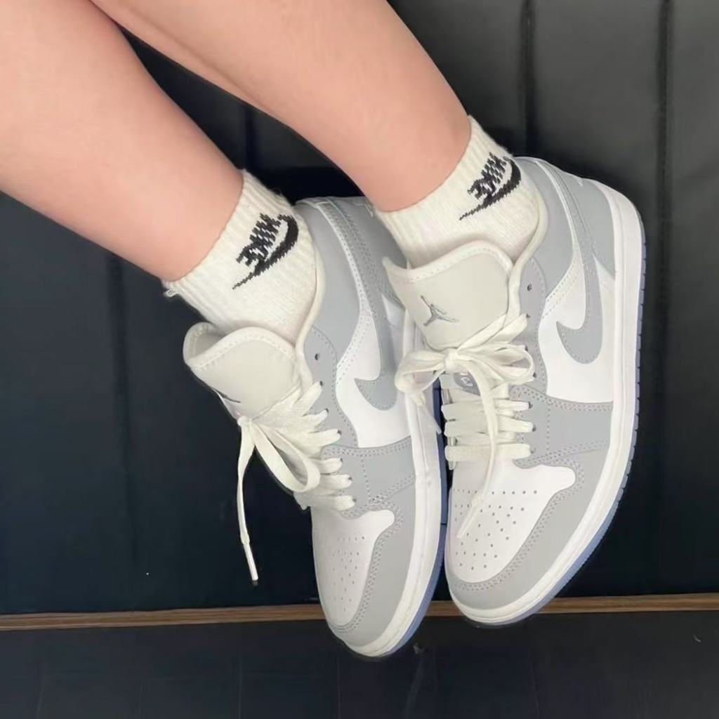 ⭐ (ของแท้ 100 % ) Nike Air Jordan 1 Low DC0774-105 ขาว/เทา/น้ำเงิน