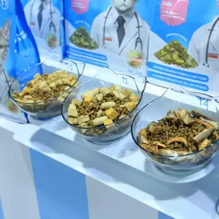 🔥 แถม 50 g. * 2 ซอง 🔥 Mr. VET 1 kg. อาหารแมว Holistic ผสมฟรีซดราย สำหรับแมวทุกวัย ไก่ แซลมอน บำรุงขน
