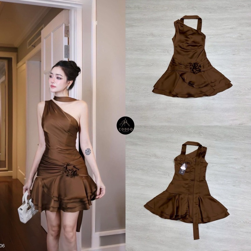 เดรสสั้นไหล่เดียว แต่งจับจีบช่วงแขนและตัวแบรนด์ CODE-D CLOSETS
