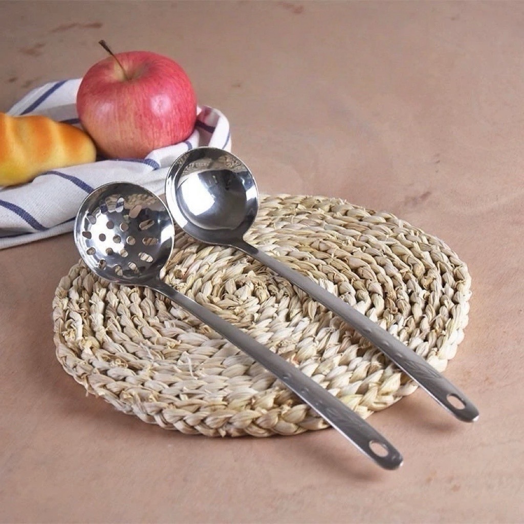 กระบวย สแตนเลส (ลายใบไม้) ขนาดมาตราฐาน 30*7.5cm  มี 2 แบบ (มีรู , ไม่มีรู)