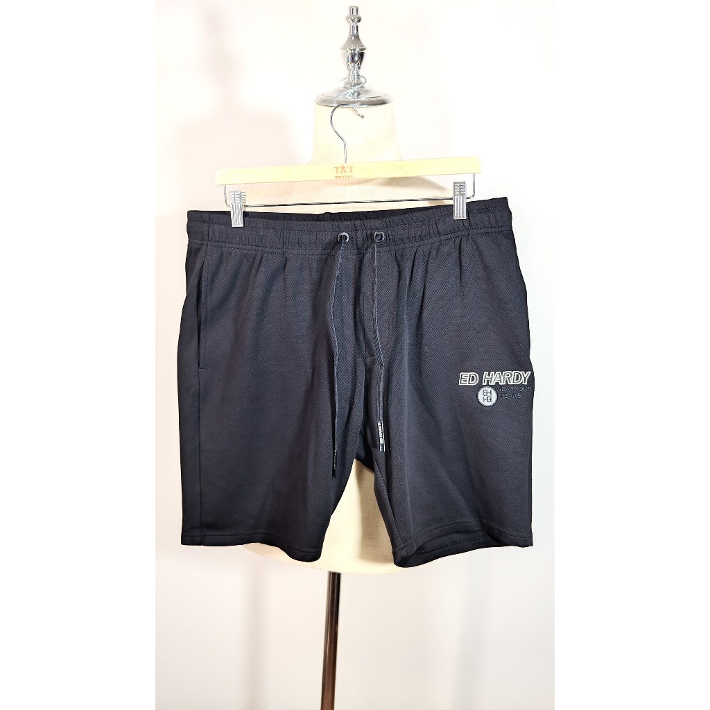 Ed Hardy:กางเกงขาสั้นสีดำ ทรงคลาสสิก – ใส่สบาย สไตล์ลำลอง