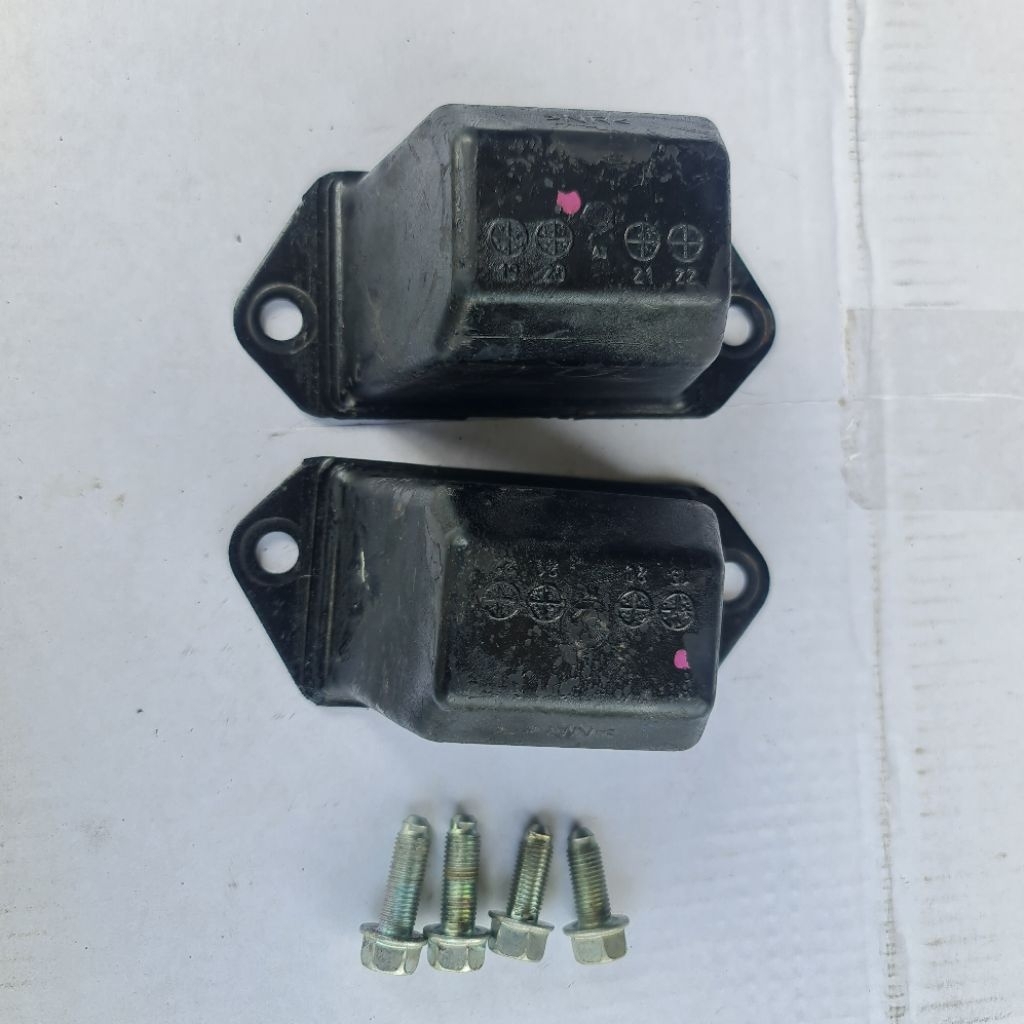 ยางกันกระแทกแหนบD-MAXหลัง 1คู่/ซ้าย+ขวา มีน๊อต4ตัว ใ่ส่ได้ทั้ง TFR/D-max  รูน้อตเท่ากัน(แท้จากศูนย์)