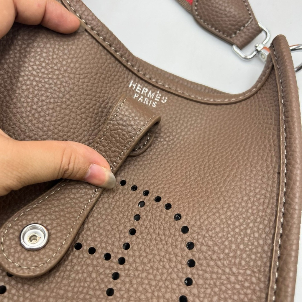 กระเป๋าสะพายข้าง ราคาโปรพิเศษแบบสายสปอร์ตสะพายได้ทั้งผู้หญิงผู้ชาย ขนาด 8 นิ้วสายยาวปรับได้งานสวยพร้อมกล่อง - รูปที่ 4