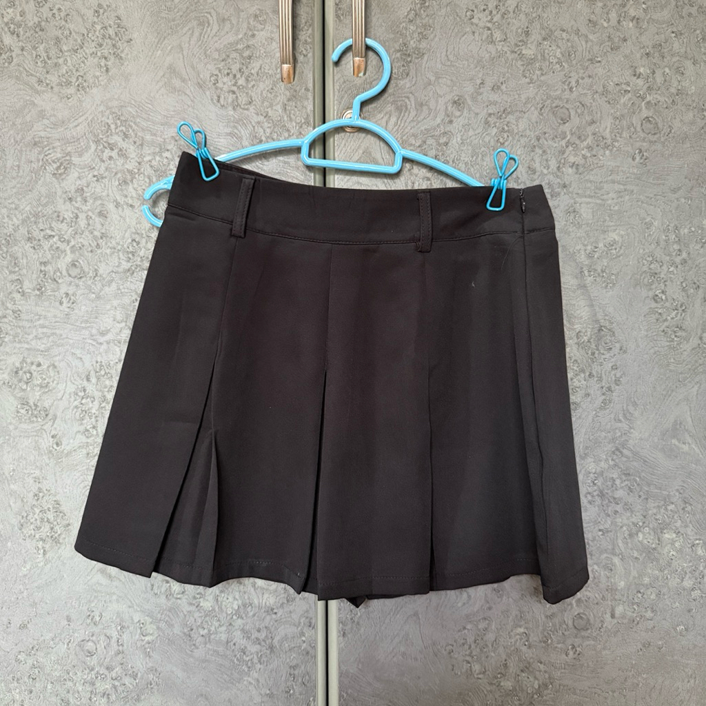 กระโปรงเทนนิสเอวสูงสีดำ ซิปข้าง จากร้าน Mesave