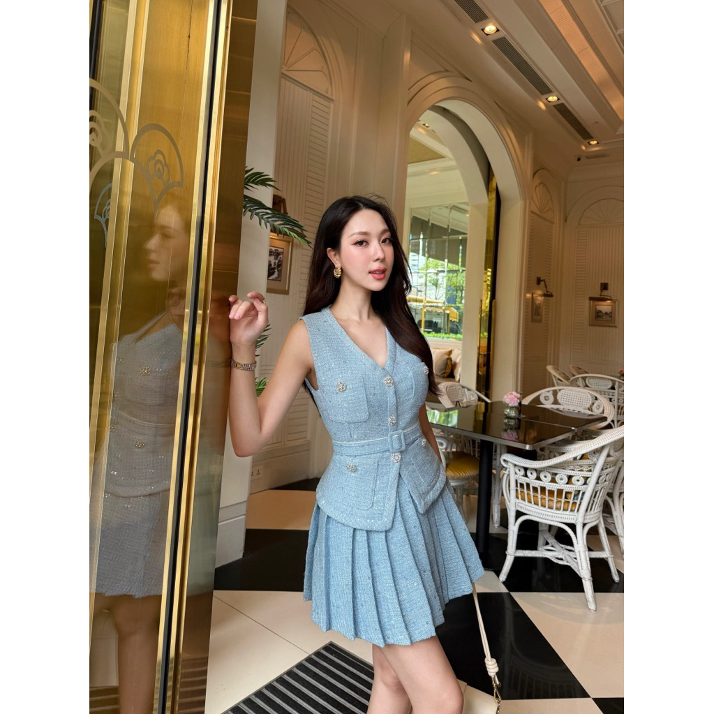 Swan•Set 3 ชิ้น เสื้อสูทแขนกุดเนื้อผ้าทววิต แต่งกระเป๋าและติดกระดุมเพชร + กระโปรงสั้นอัดพลีทสั้น + เข็มขัด