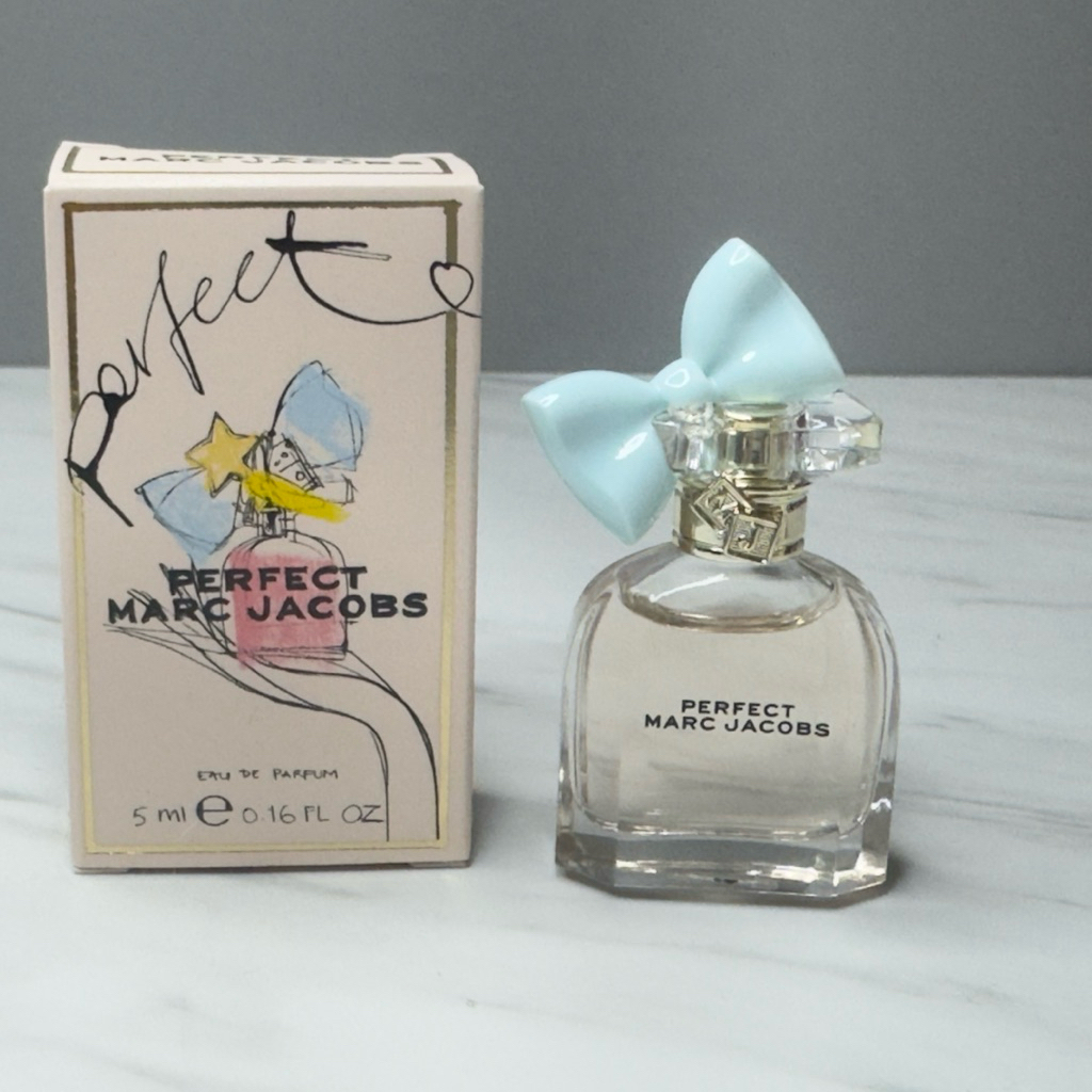กลิ่น floral-fruity สดชื่น เหมาะสำหรับผู้หญิงที่น่ารัก สดใส และความหรูหรา   - ขนาด 5 ml  พกพาสะดวก  กลิ่นหอมทนนาน