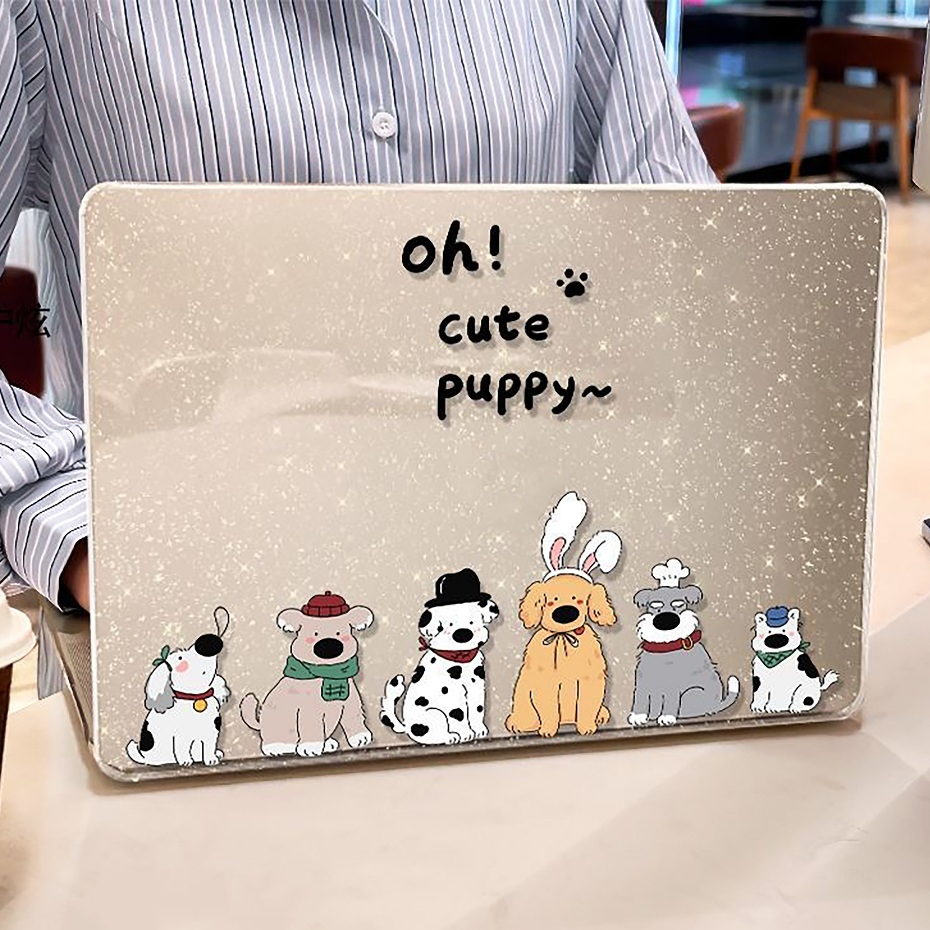 Shesell พร้อมส่ง เคส macbook(Glitter)ครอบครัวลูกสุนัข Air13 Neo13 2026 M5 เคสสำหรับแมคบุ๊คใสPro13/15