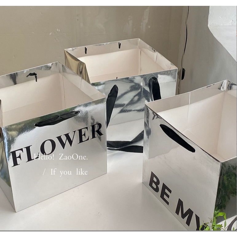 🍍🍍PK🍍🍍 ถุงกระดาษ หูหิ้วยาว หูริบบิ้น กระดาษเงา สีเงิน พิมพ์ลาย ใส่ช่อดอกไม้ ตุ๊กตา ของขวัญ ลาย Flower