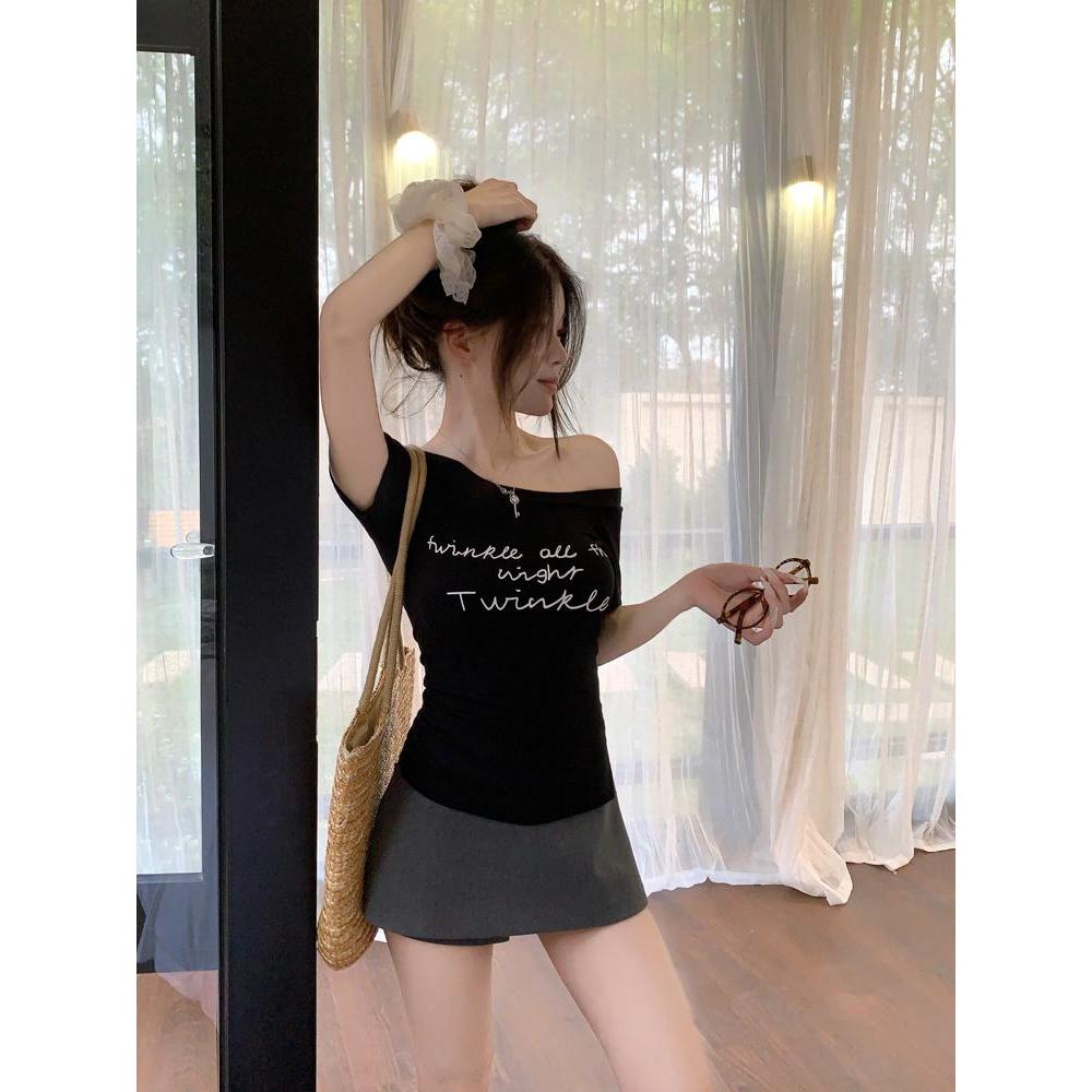 เสื้อยืด เสื้อครอป ไหล่เอียง อักษรสวย เเฟชั่นเซ็กซี่#92319 รูปที่ 6