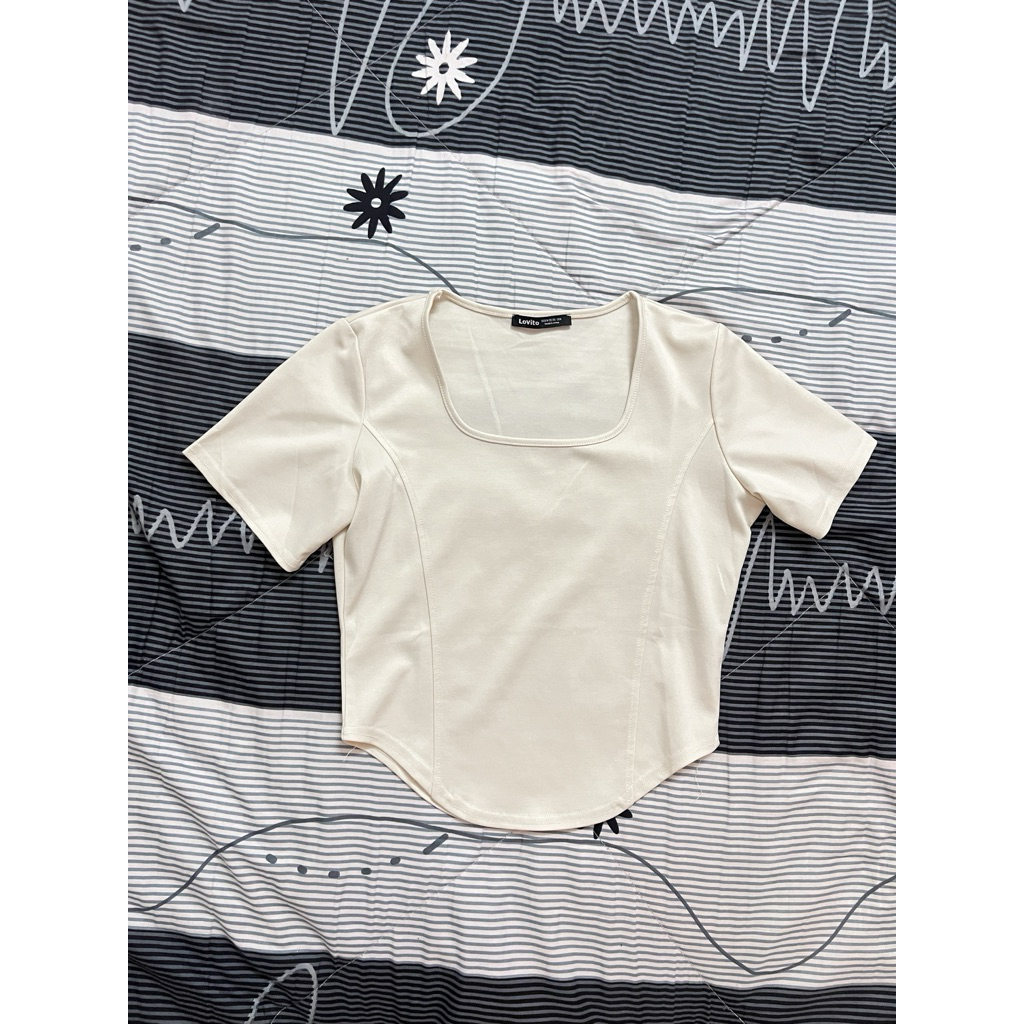เสื้อสีครีม ป้าย Lovito