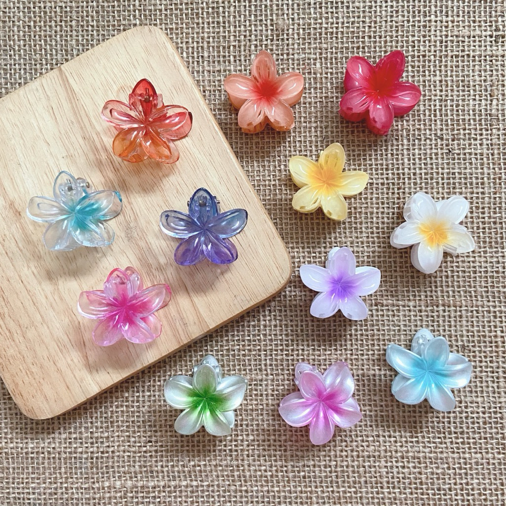 [4cm] กิ๊บหนีบผมอะคริลิคตัวเล็กจิ๋วรูปทรงดอกลีลาวดี ราคาต่อ1ชิ้น