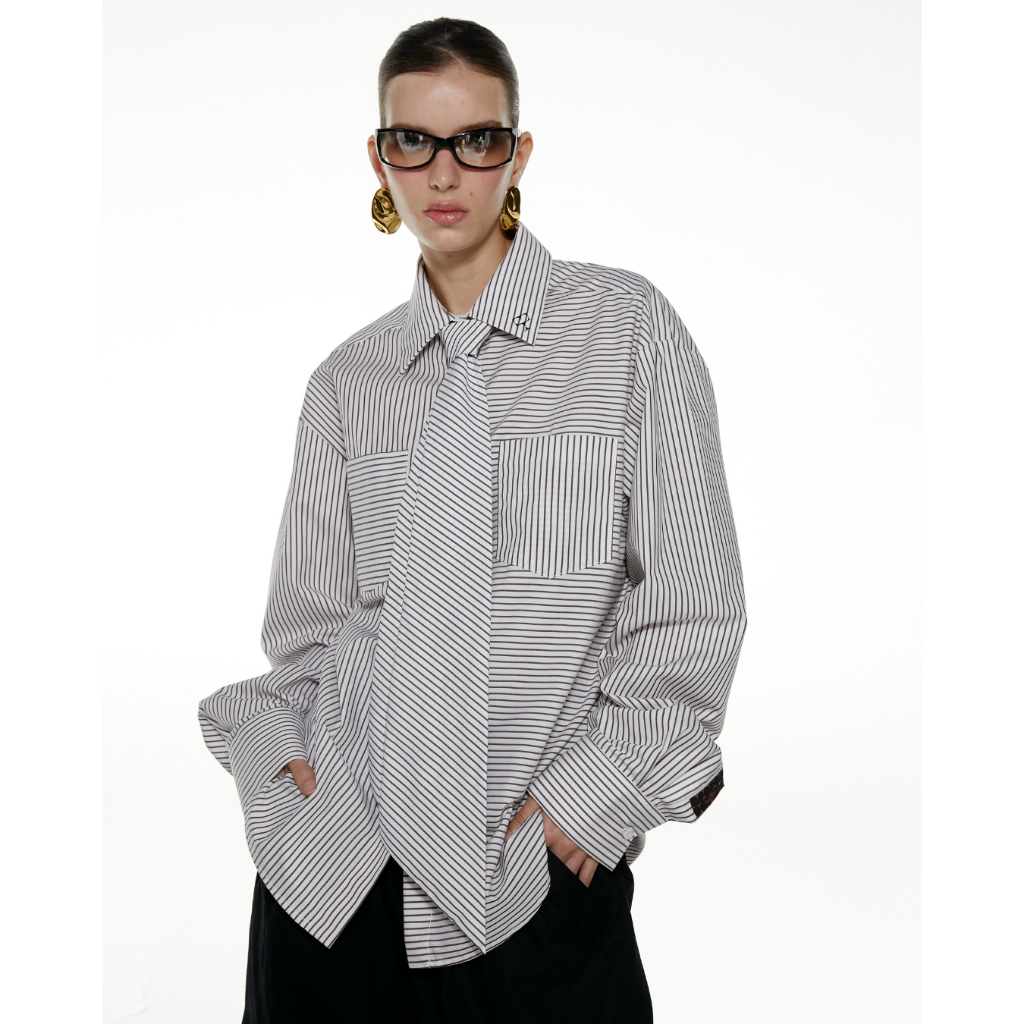 The SRT X15 (TBL266) Stripe Shirt เสื้อเชิ้ตลายทางทรงโอเวอร์ไซส์ มีกระเป๋าหน้าอกทั้ง 2 ข้าง ดีเทลวางผ้าลายทางสลับกัน — صورة 4