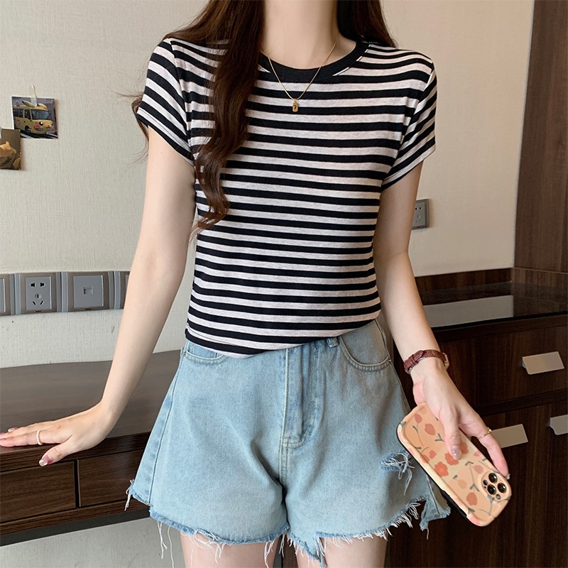 เสื้อยืดคอกลมแขนสั้นลายทางสำหรับผู้หญิง ทรงเข้ารูป รูปที่ 7